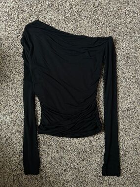 White Fox Boutique Black One-Shoulder Long Sleeve Top